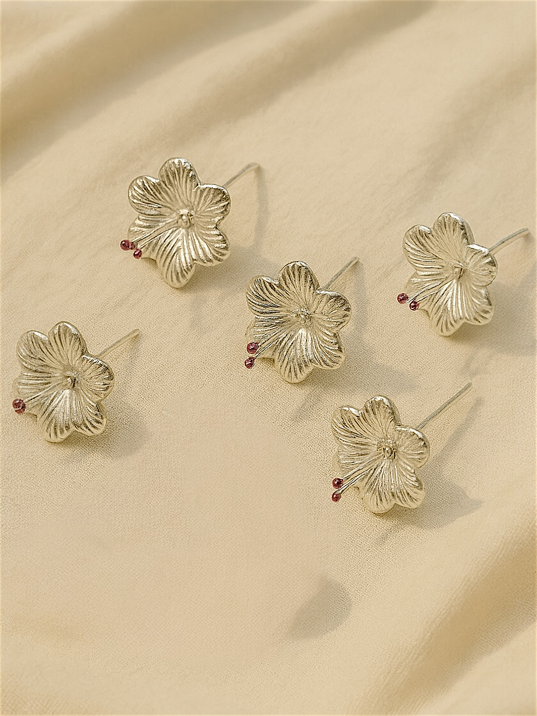 Pure Silver Small Jaswand / Hibiscus Flower (5 pieces)
